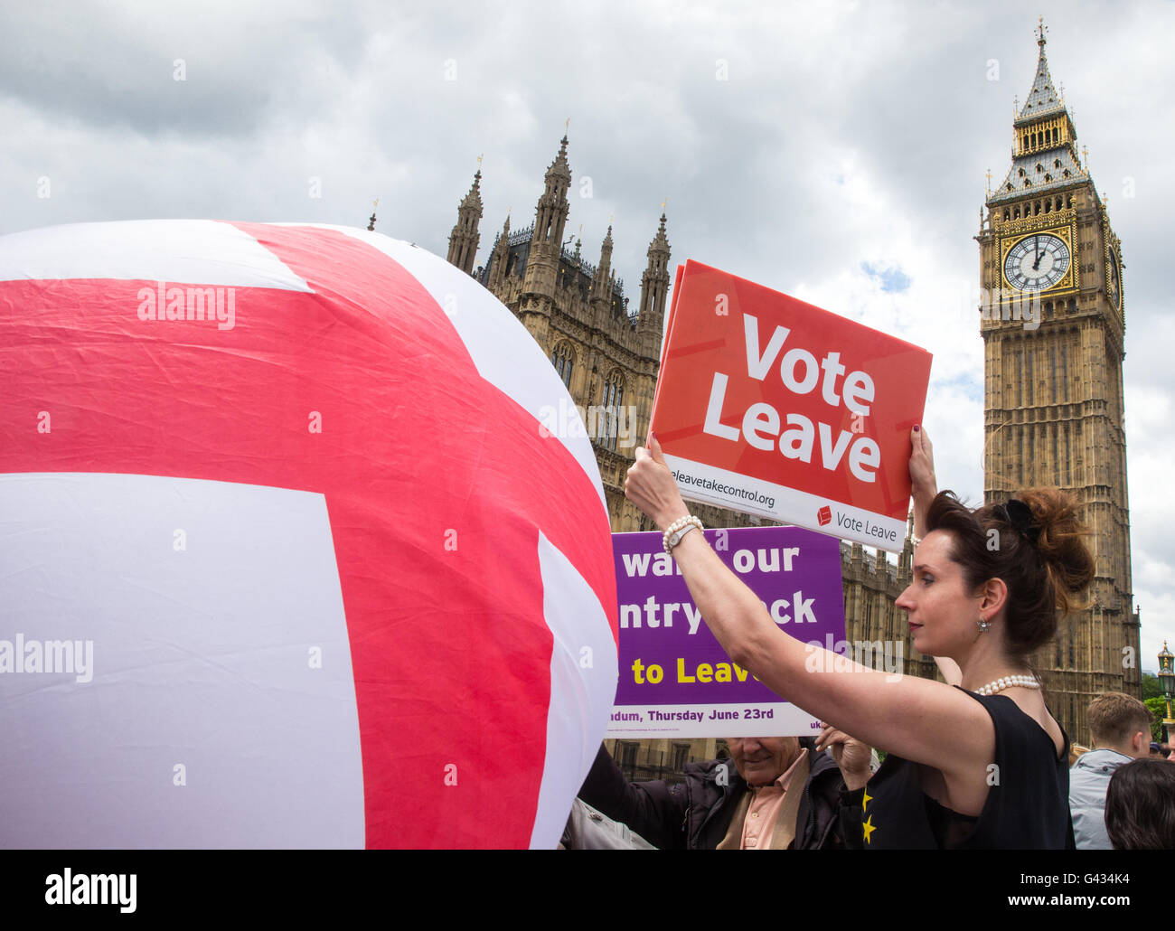 Leave supporters watch from Westminster Bridge - Nigel Farage, the leader of Ukip, joins a flotilla outside Parliament Stock Photo