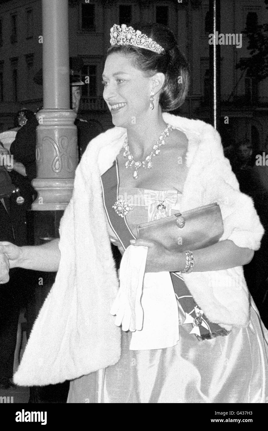 Princess Margaret arrives at The Embassy in Belgrave Square, London, to attend the dinner given by Austria's President Franz Jonas. Her dress is turquoise silk and she's wearing a Persian Turquoise Tiara Stock Photo