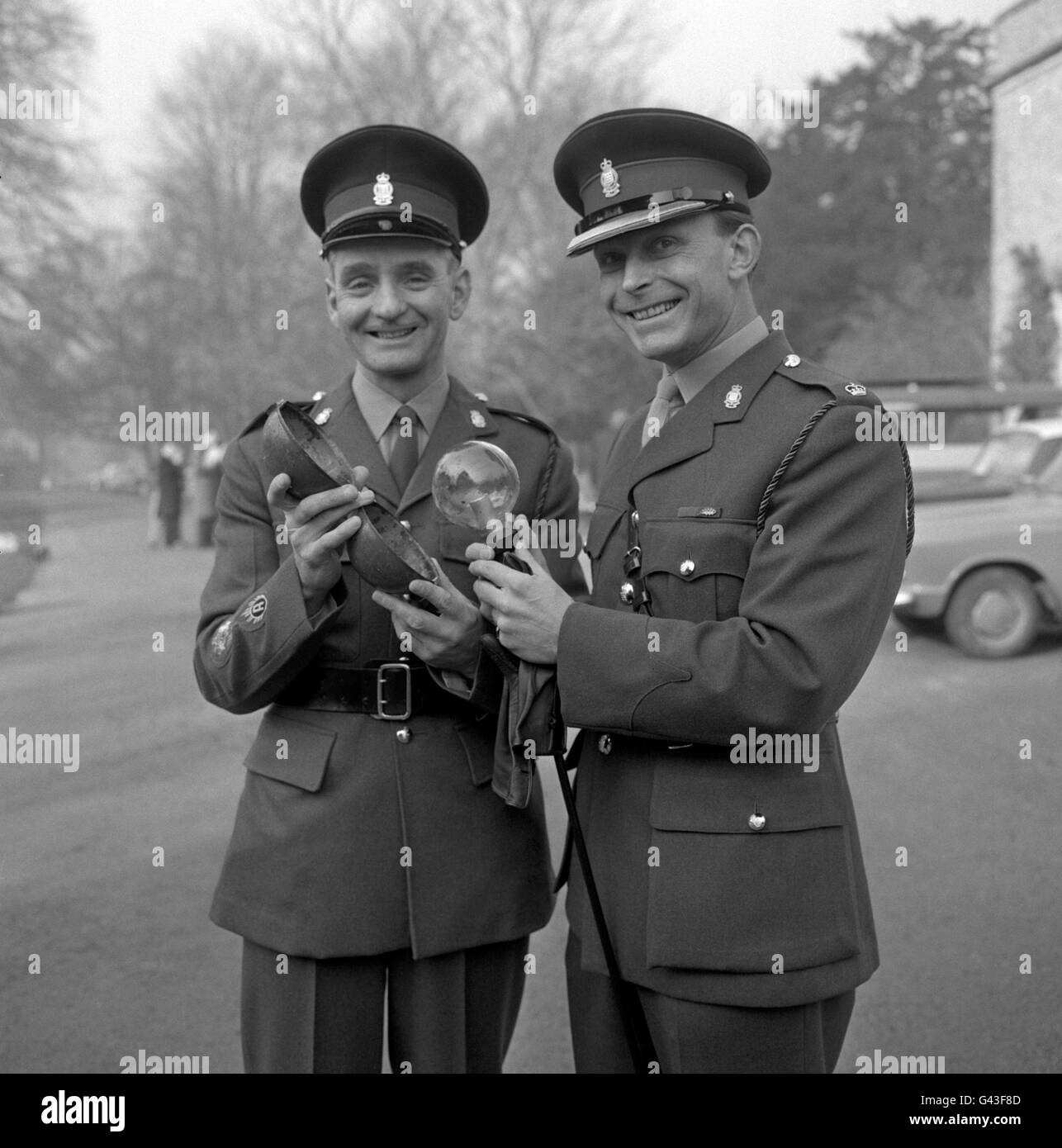 Major William Musson (right), and Warrant Officer I (Conductor) Sidney Brazier, who have been awarded the George Medal for bravery in bomb disposal work. Stock Photo