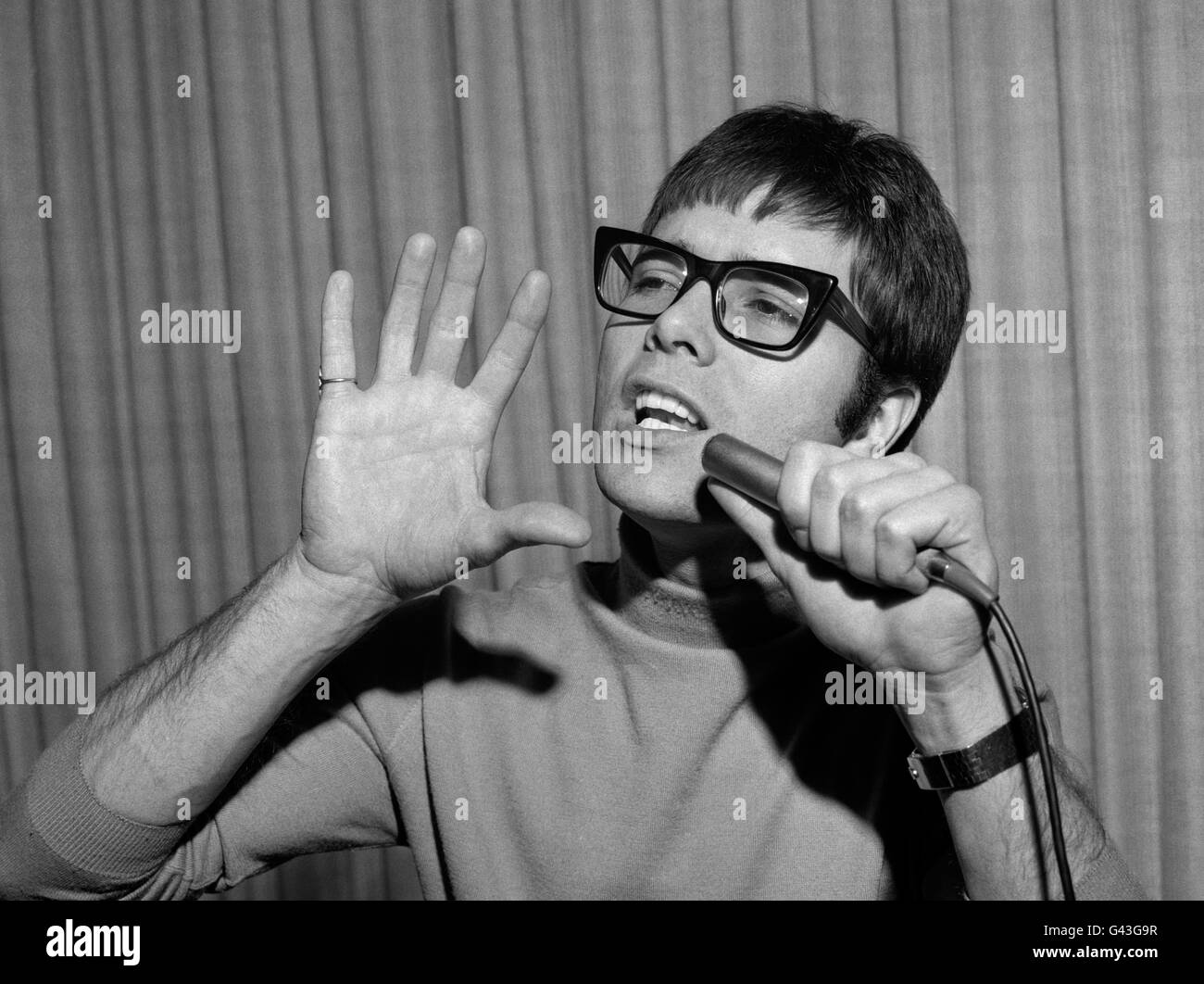 Cliff richard eurovision 1968 hi-res stock photography and images - Alamy