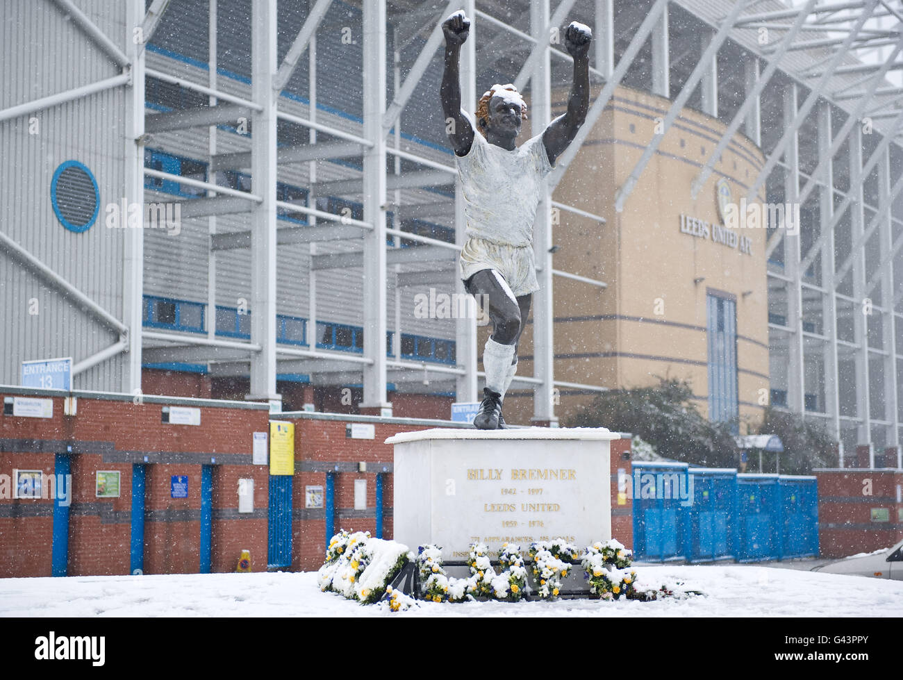 Statue of billy bremner outside elland road hires stock photography