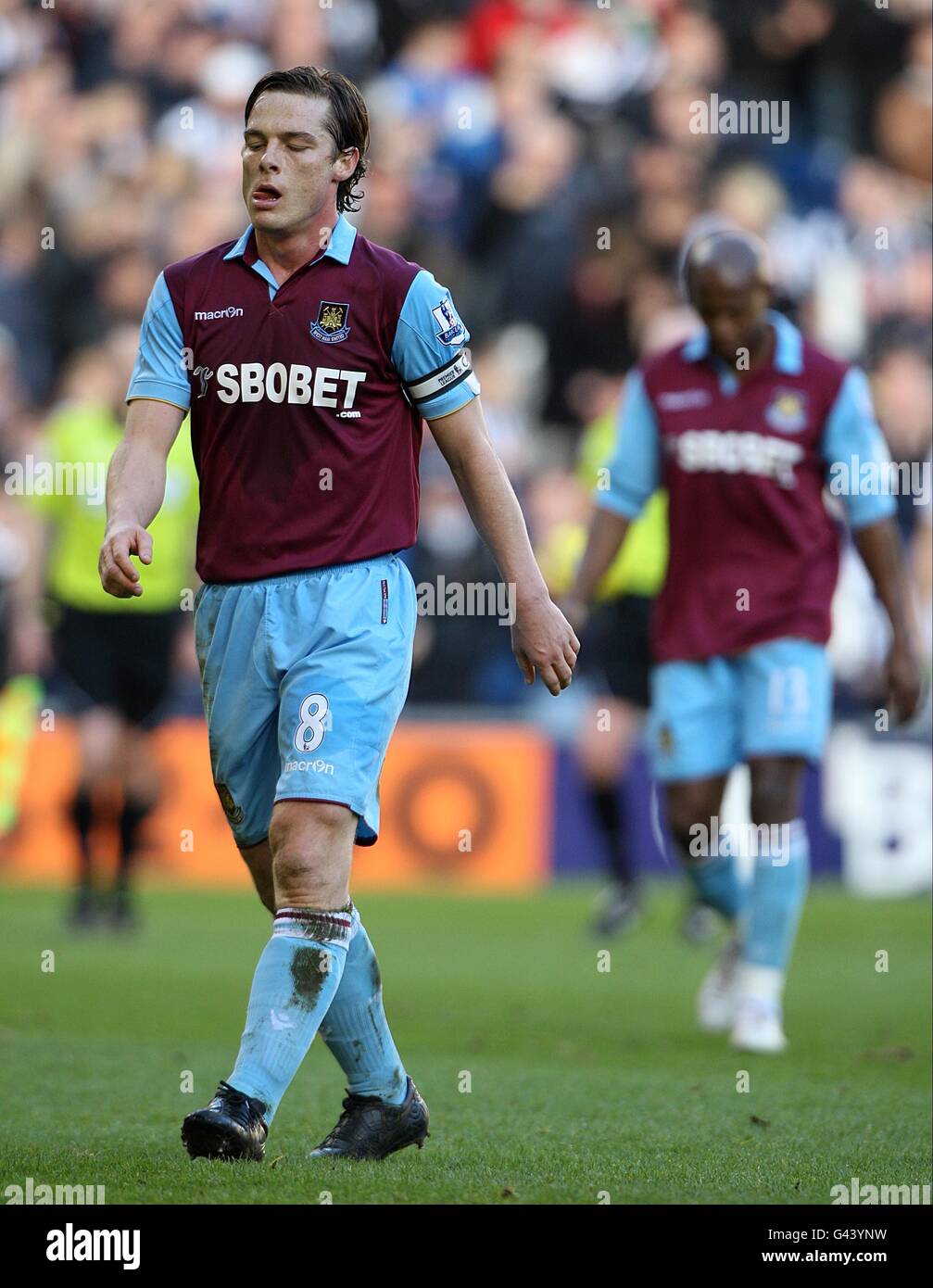 Soccer - Barclays Premier League - West Bromwich Albion v West Ham United - The Hawthorns. West Ham United's Scott Parker looks dejected as he makes his way off the pitch at half-time Stock Photo