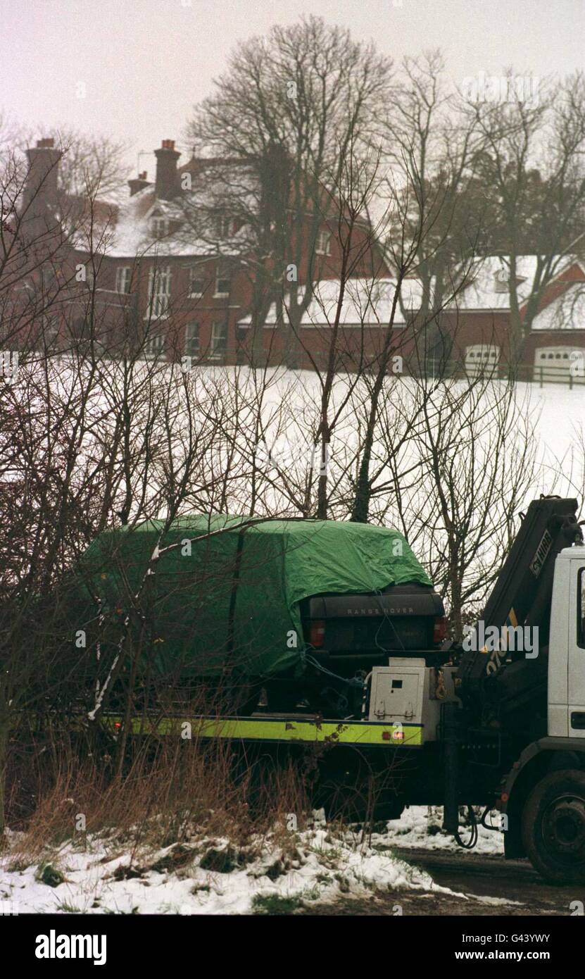 The Range Rover with the three bodies still inside is removed by the police from the lane off the A130 between Chelmsford and Southend, near Rettenden, Essex, and passes by the nearby Whitehouse Farm, whose farmer made the gruesome discovery. Stock Photo