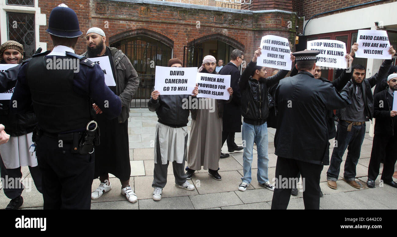 Protesters outside Toynbee Hall in East London as Prime Minister David Cameron makes a speech on welfare. Stock Photo