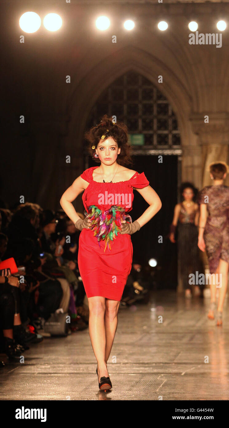 daisy lowe red dress Daisy Lowe FN appreciation : r/Kibbe