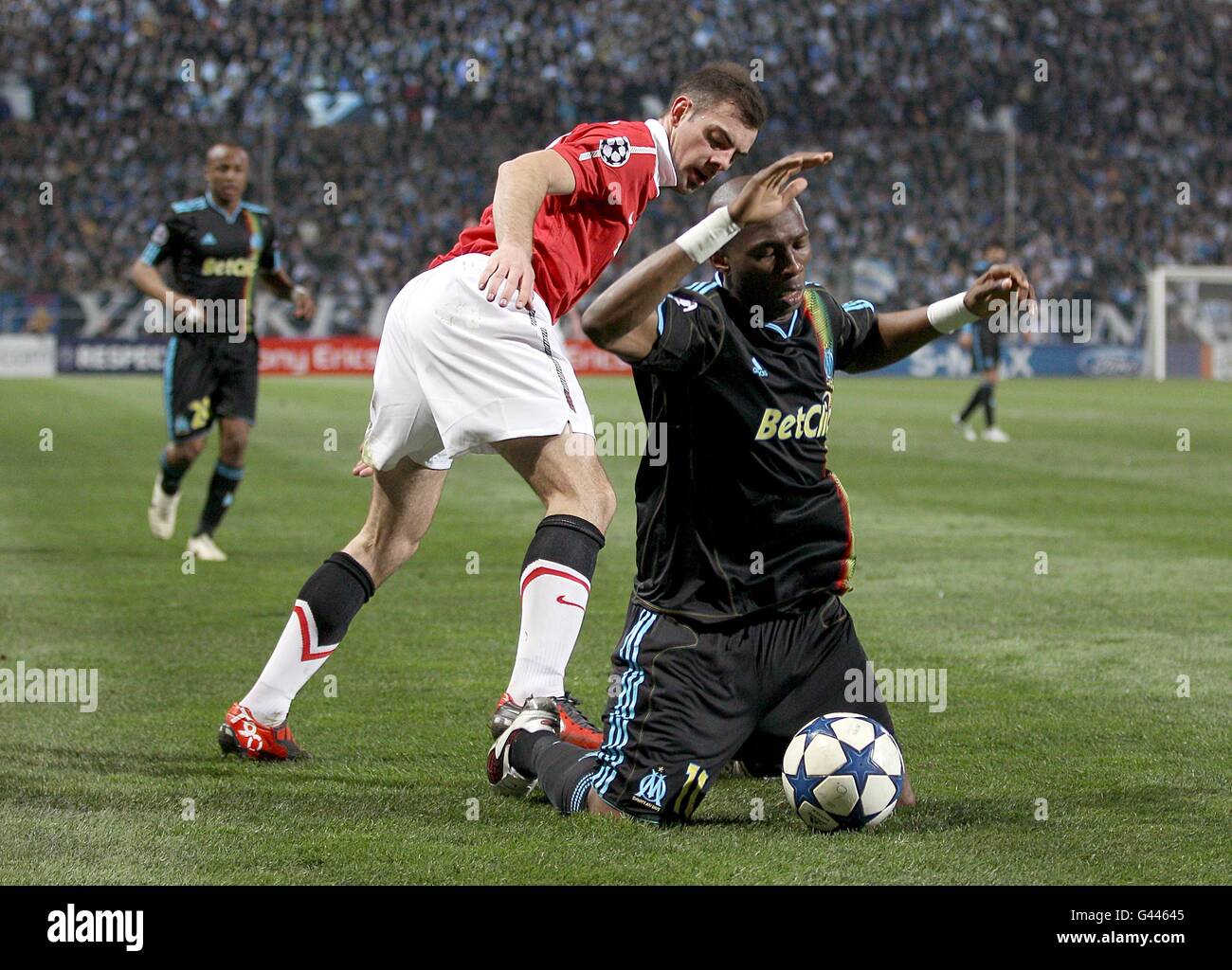 Soccer - UEFA Champions League - Round of 16 - First Leg - Olympique de Marseille v Manchester United - Stade Velodrome. Manchester United's Darron Gibson (left) challenges Olympique de Marseille's Stephane M'Bia (right) Stock Photo