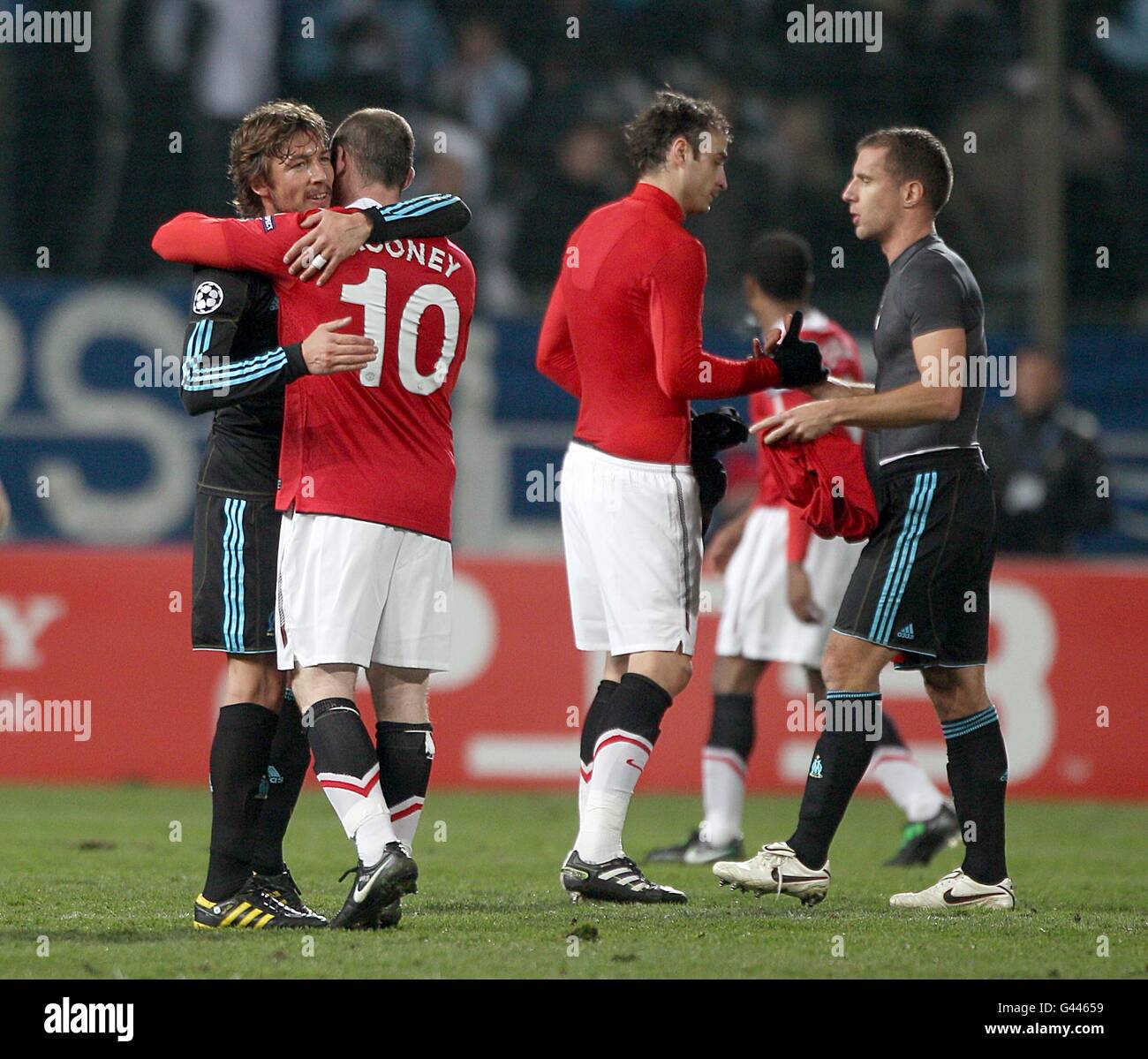 Soccer - UEFA Champions League - Round of 16 - First Leg - Olympique de Marseille v Manchester United - Stade Velodrome. Olympique de Marseille's Gabriel Heinze (left) and Manchester United's Wayne Rooney after the final whistle. Stock Photo