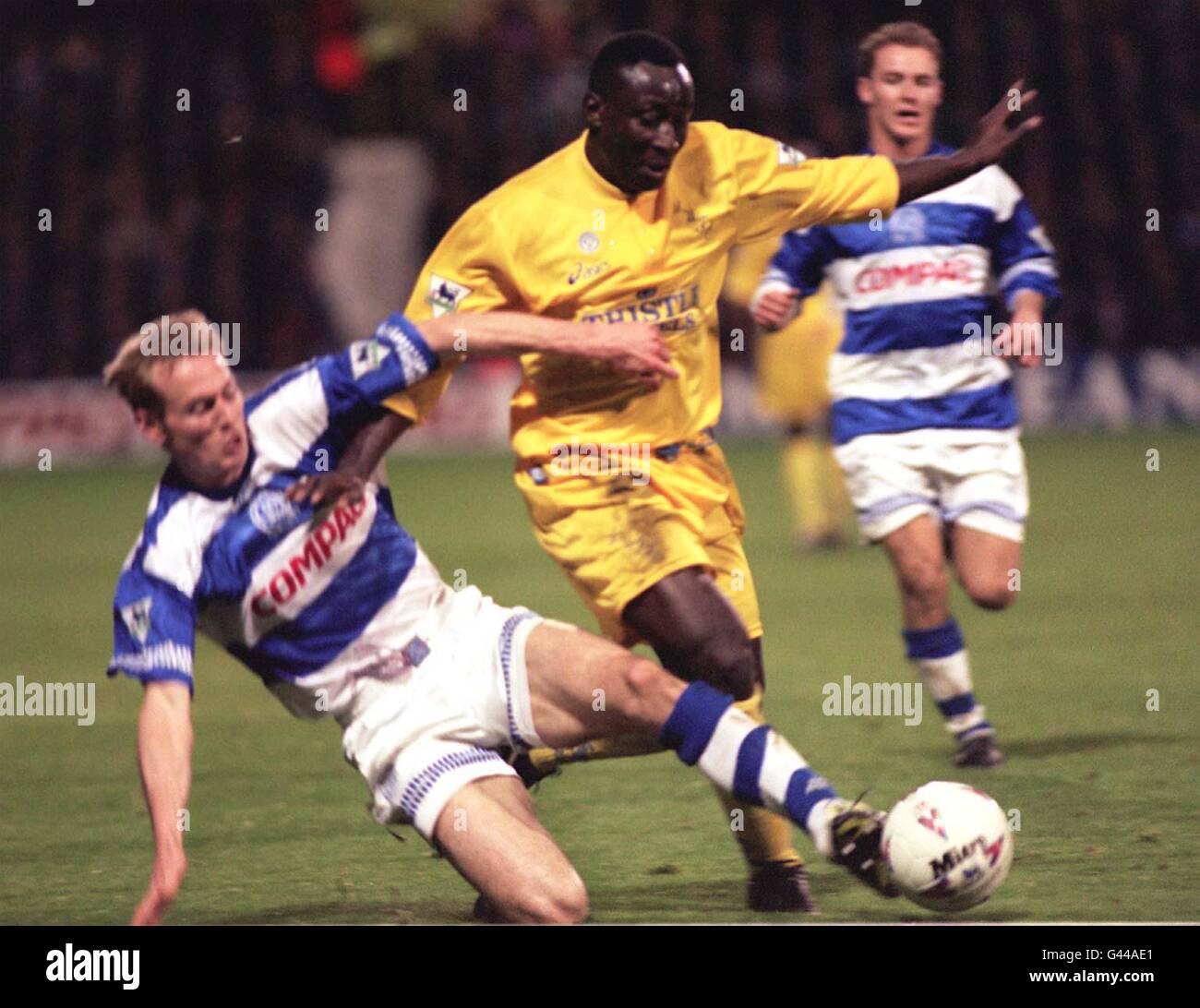 https://c8.alamy.com/comp/G44AE1/leeds-strikertony-yeboah-survives-a-tackle-from-karl-ready-of-queens-G44AE1.jpg