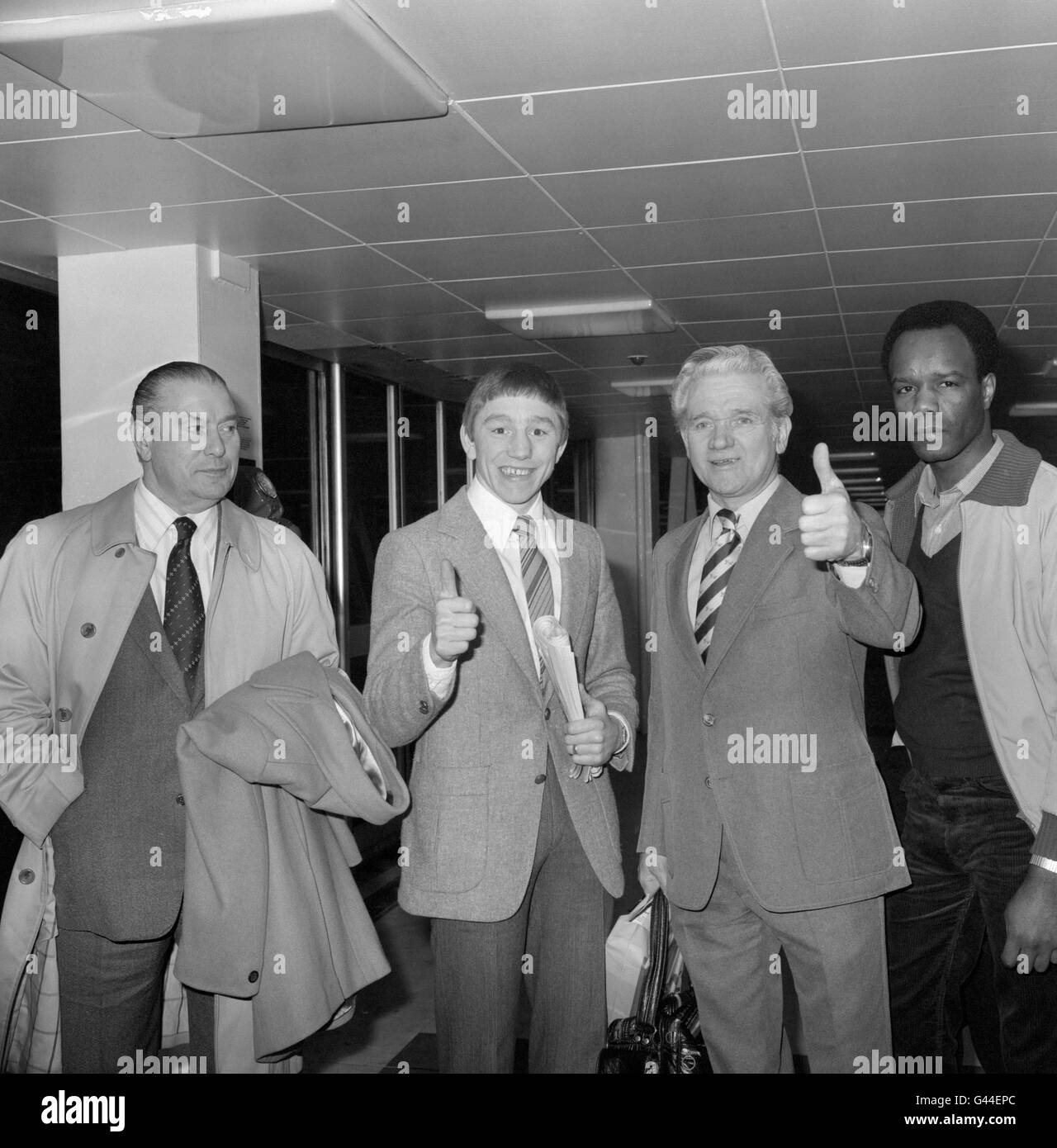 British boxer Dave 'Boy' Green (c-l) and manager Andy Smith (c-r) give the thumbs up as they wait to fly out to America. Dave 'Boy' Green would meet WBC Welterweight Champion Sugar Ray Leonard, but would lose by KO in the 4th round. Stock Photo