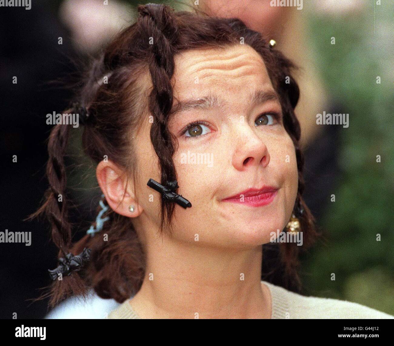 Singer Bjork speaking to journalists outside her London home this afternoon (Wednesday) about her sadness over the suicide of a crazed American fan. Ricardo Lopez, 21, sent the Icelandic star a booby-trapped parcel and then shot himself. Photo by Fiona Hanson/PA. SEE PA STORY POLICE Bjork. Stock Photo