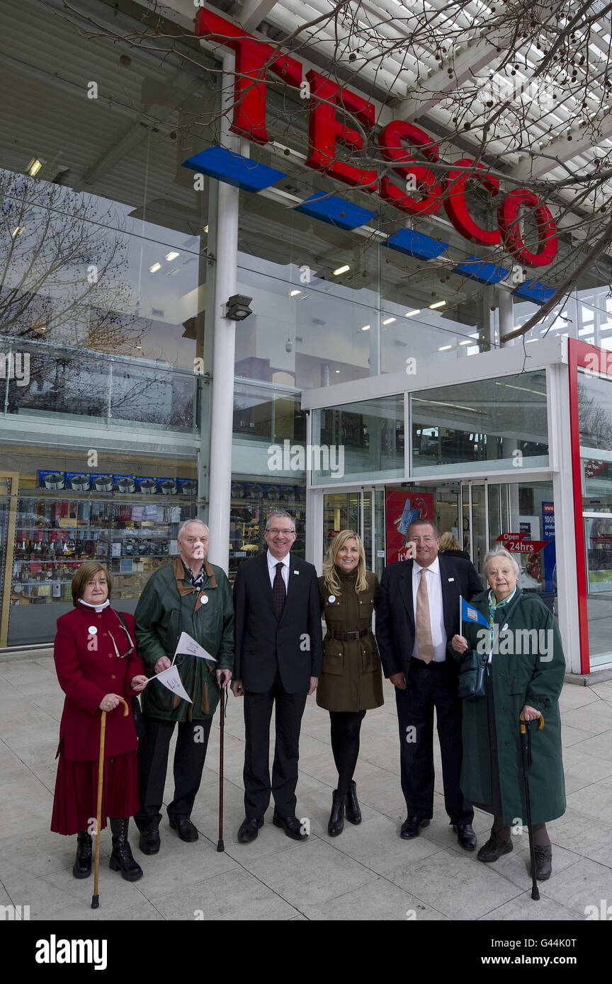(from left) Alzheimer's Society volunteer, Eileen Stevens; volunteer, Chris Stevens; Alzheimer's Society Chief Executive, Jeremy Hughes; Alzheimer's Society ambassador, Fiona Phillips; Tesco Chairman David Reid and volunteer Elisabeth Koenigsberger at the Tesco store on London's West Cromwell Road to announce Tesco Charity of the Year and their new partnership with the Alzheimer's Society and Alzheimer Scotland. Stock Photo