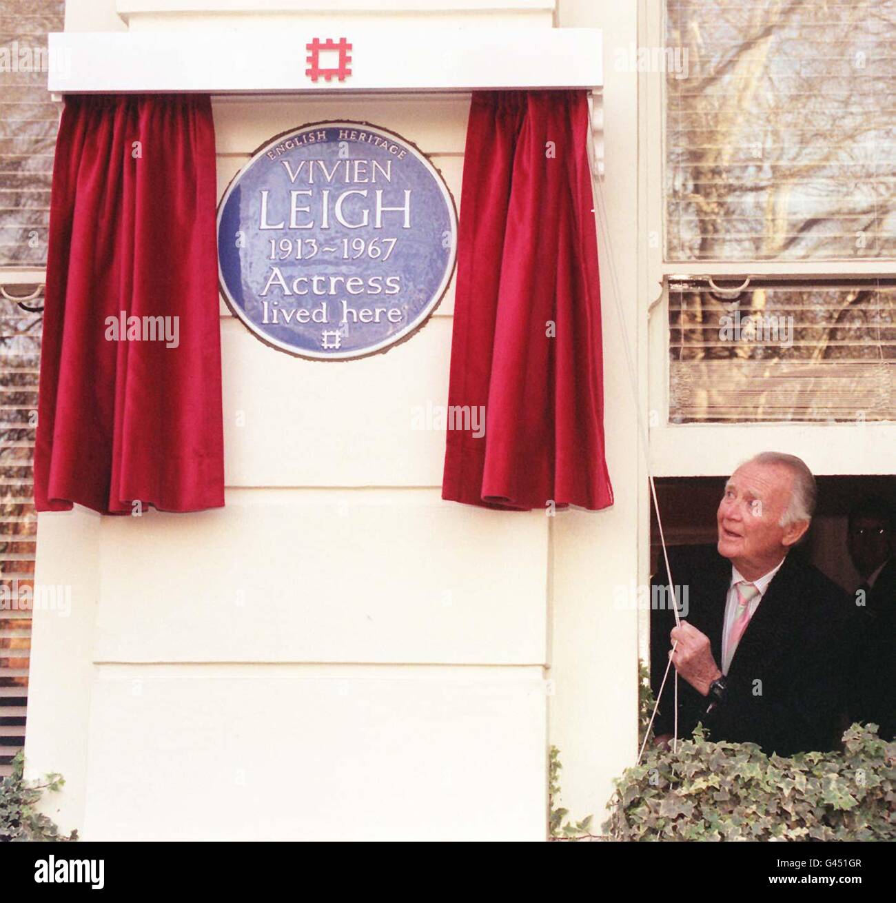 Sir John Mills unveils a special plaque to actress Vivien Leigh, famous for her role as Scarlett O'Hara in Gone with the Wind, at 54 Eaton Square, London, today (Weds) where she lived for nine years from 1958 until her death aged 53. See PA Story SHOWBIZ Leigh. Photo by Fiona Hanson. Stock Photo