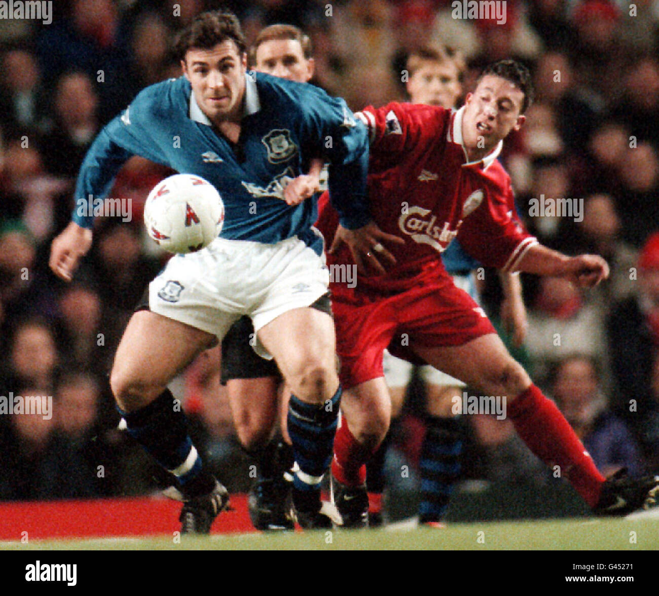 Liverpool V Everton. Hold it right there... Liverpool's Robbie Fowler (R) keeps tabs on Everton's David Unsworth during the Premiership derby at Anfield this evening (Wed). Photo by Dave Kendall/PA. Stock Photo