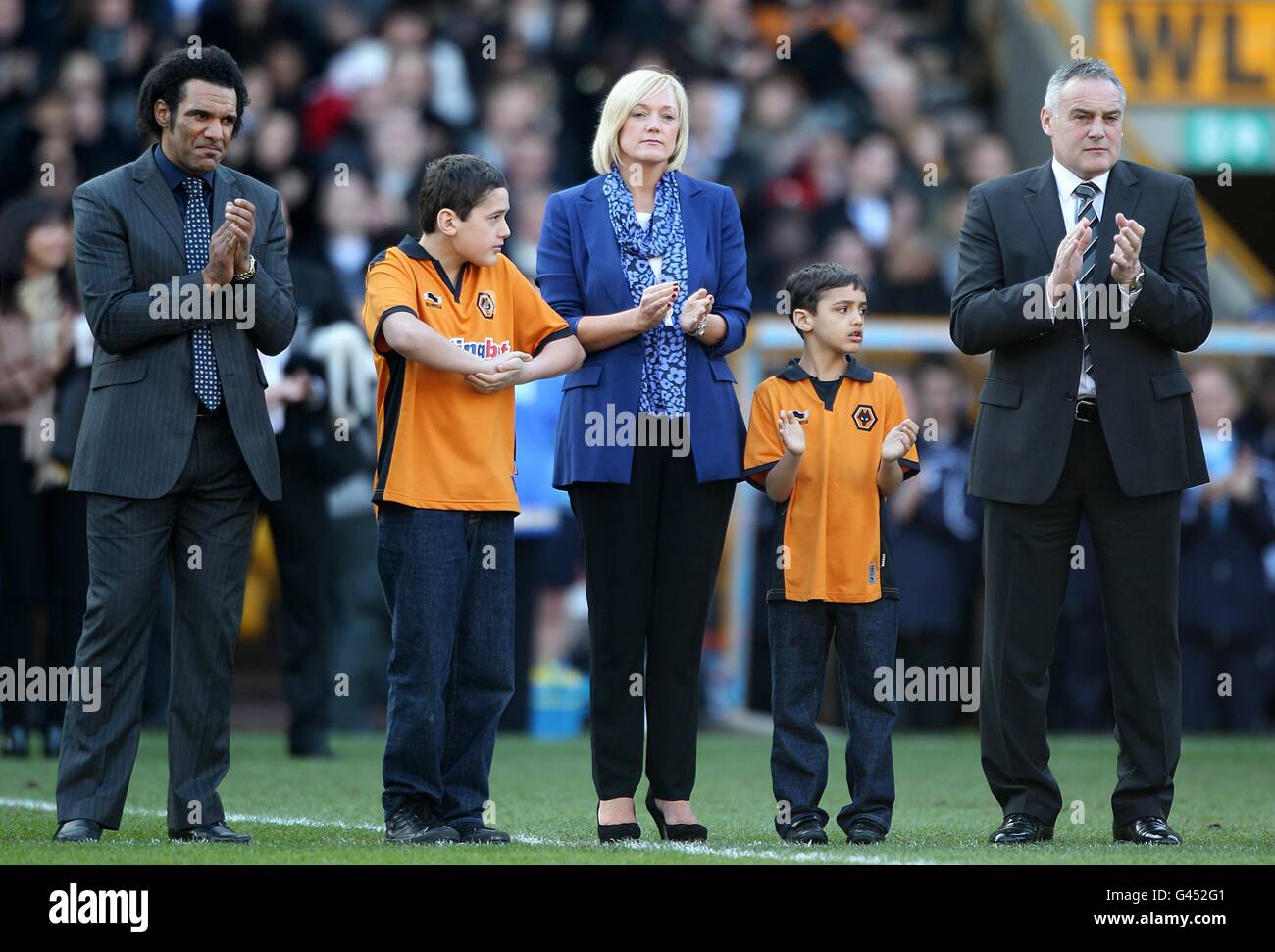 (left to right) Don Goodman, Dean Richard's widow Samantha, sons Rio and Jaden and Dave Jones on the pitch as part of the tribute for the former Wolverhampton Wanderers and Tottenham Hotspur player Stock Photo