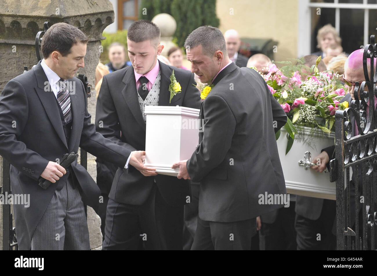 Family of mother-to-be Nikitta Grender, including her boyfriend Ryan Mayes, 18 (centre) and her father Paul (right) carry her white coffin into St John's Church, Newport, Wales. Stock Photo