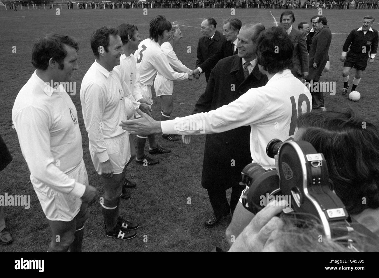 Soccer Windsor and Eton Football Club v Goaldiggers Club Windsor Stock Photo Alamy