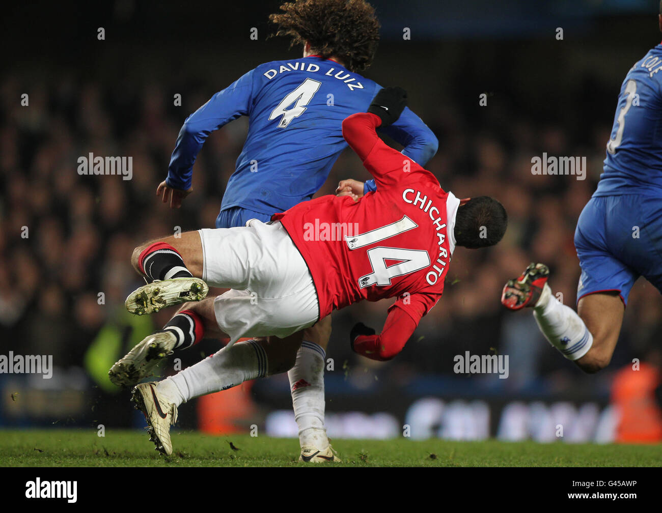 Soccer - Barclays Premier League - Chelsea v Manchester United - Stamford Bridge. Chelsea's David Luiz (L) elbows Manchester United's Javier Hernandez off the ball Stock Photo
