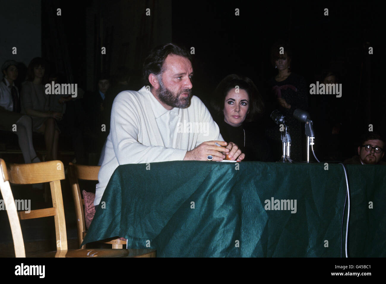 Elizabeth Taylor and Richard Burton at a press conference at Oxford University in connection with their appearance in a University dramatic production of Dr Faustus. Stock Photo