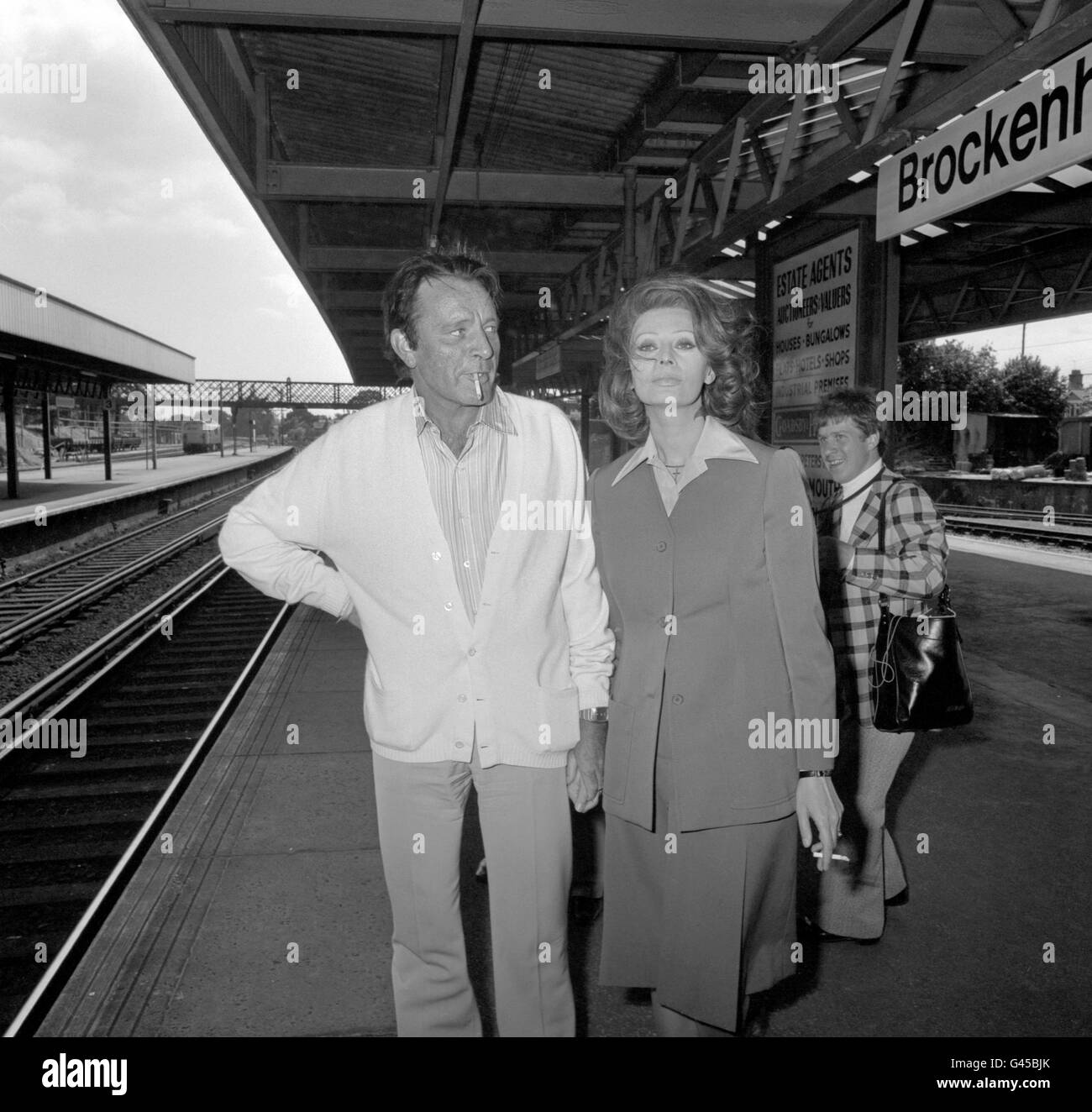 Actor Richard Burton with Sophia Loren on location at Brockenhurst Station in the New Forest in a new version of Noel Coward's play 'Brief Encounter'. Stock Photo