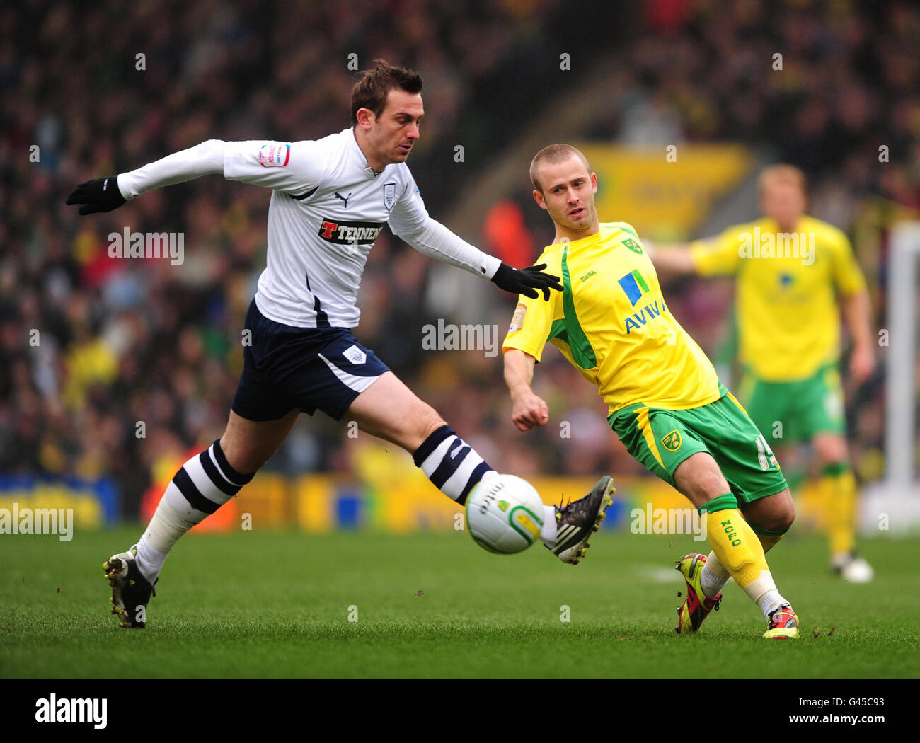 Norwich City's David Fox and Preston North End's Paul Hayes (left) battle for the ball during the npower Football League Championship match at Carrow Road, Norwich. Stock Photo