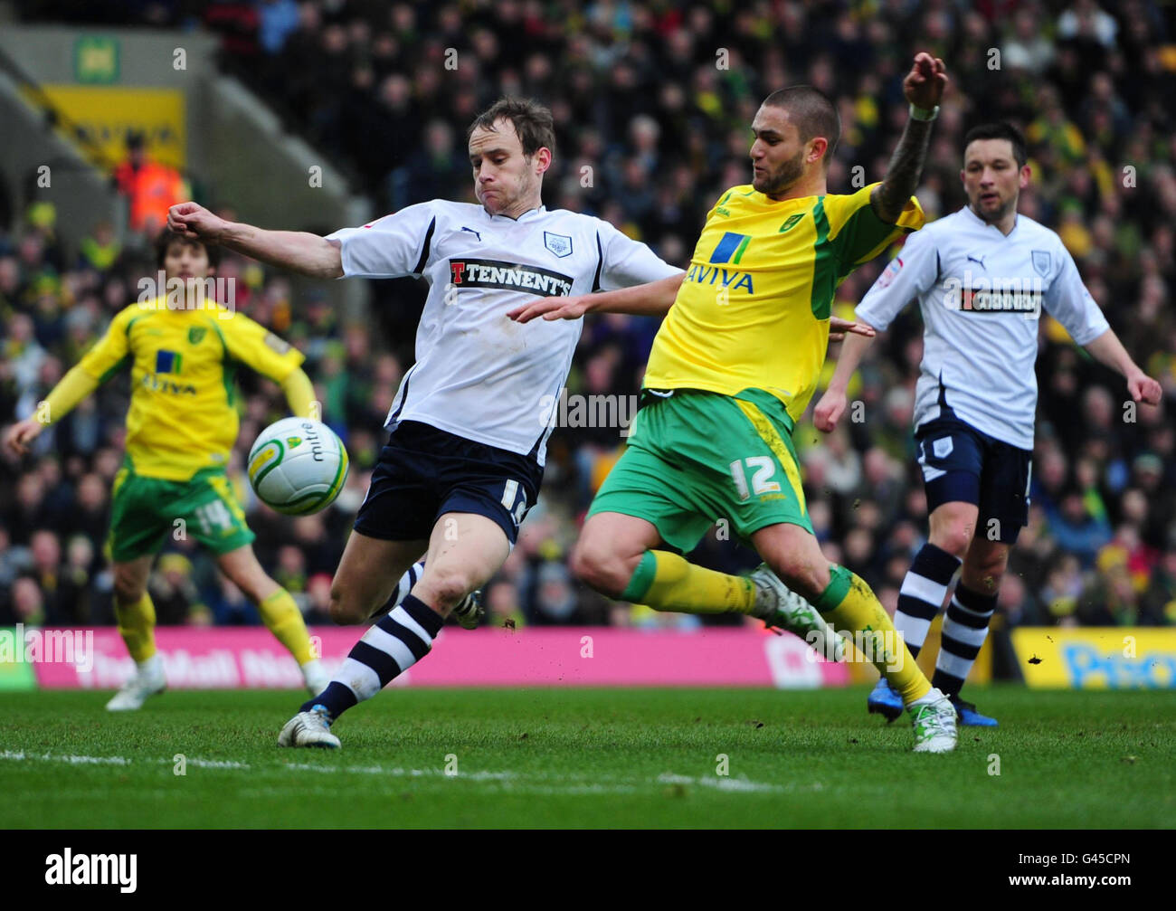 Norwich City's Henri Lansbury (right) and Preston North End's David Gray battle for the ball during the npower Football League Championship match at Carrow Road, Norwich. Stock Photo