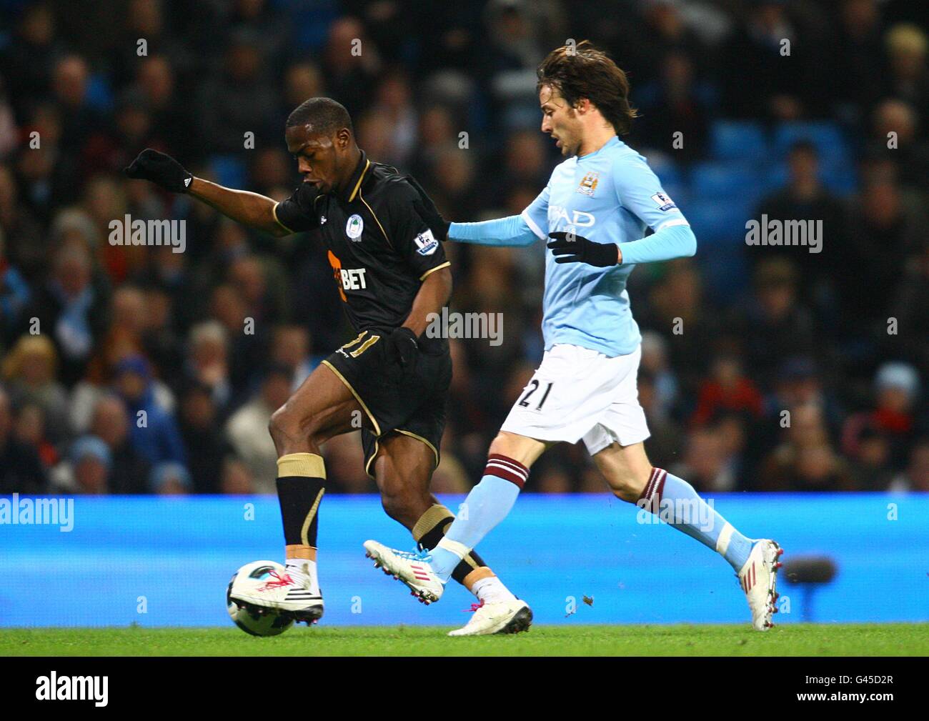 Soccer - Barclays Premier League - Manchester City v Wigan Athletic - City of Manchester Stadium. Wigan Athletic's Maynor Figueroa (left) and Manchester City's David Silva (right) Stock Photo