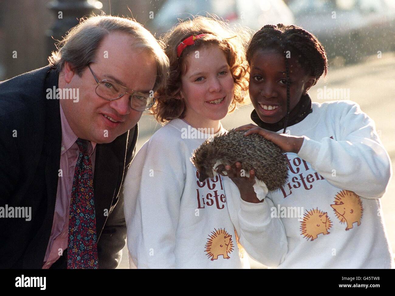 Road Safety Minister John Bowis enlists the help of Jessica O'Sullivan (cen), Amifa Tholley and a hedgehog in London today (Tue) to help launch a new national advertising campaign which aims to drive down deaths and injuries to children by reminding them to take car when crossing roads. The five week, 500,000 Child Pedestrian Safety campaign features a new commercial showing two cartoon hedgehogs using their road safety skills to cross a busy road successfully. Photo by Stefan Rousseau/PA. Stock Photo