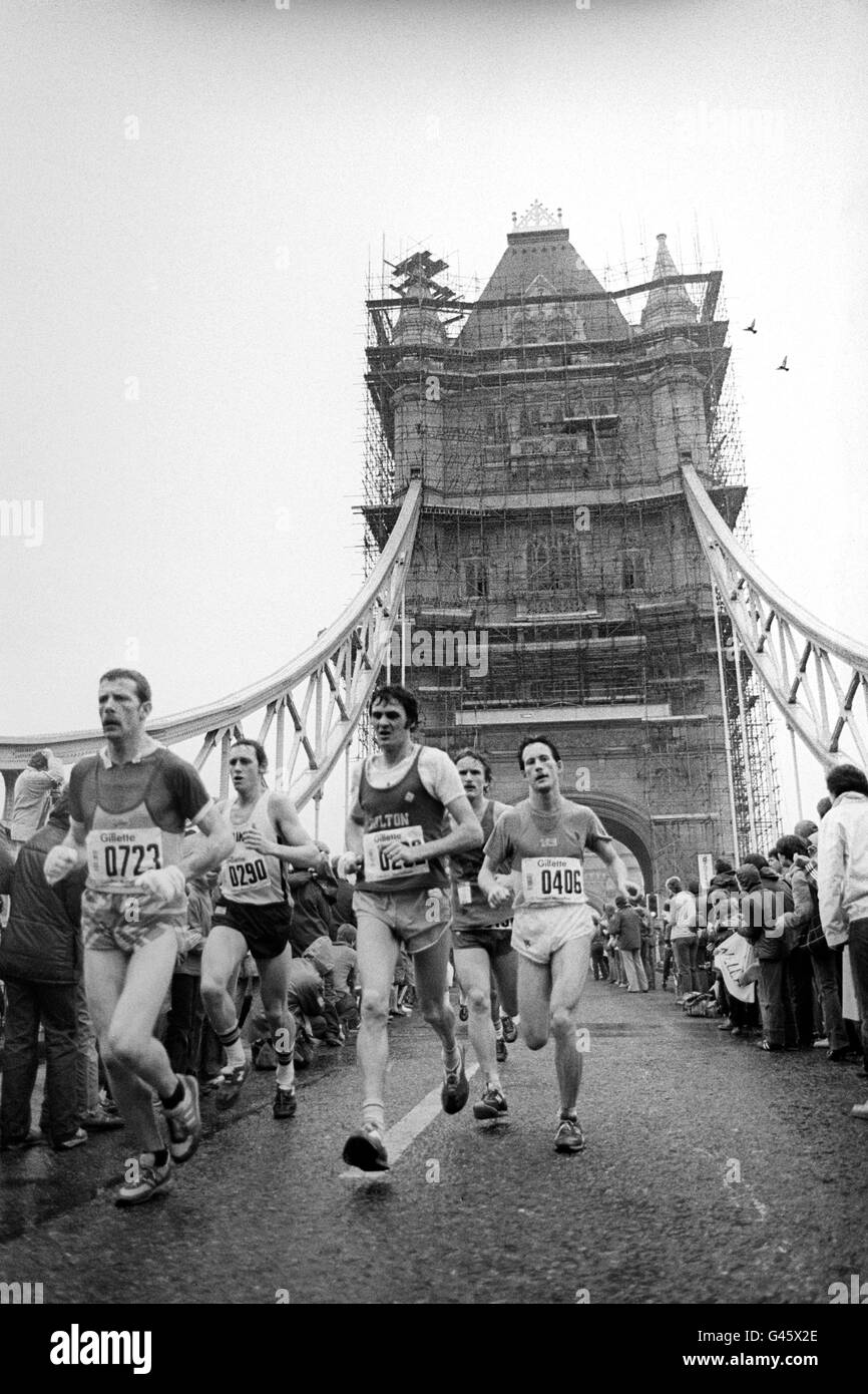 Athletics - The 1981 Gillette London Marathon - Tower Bridge Stock ...