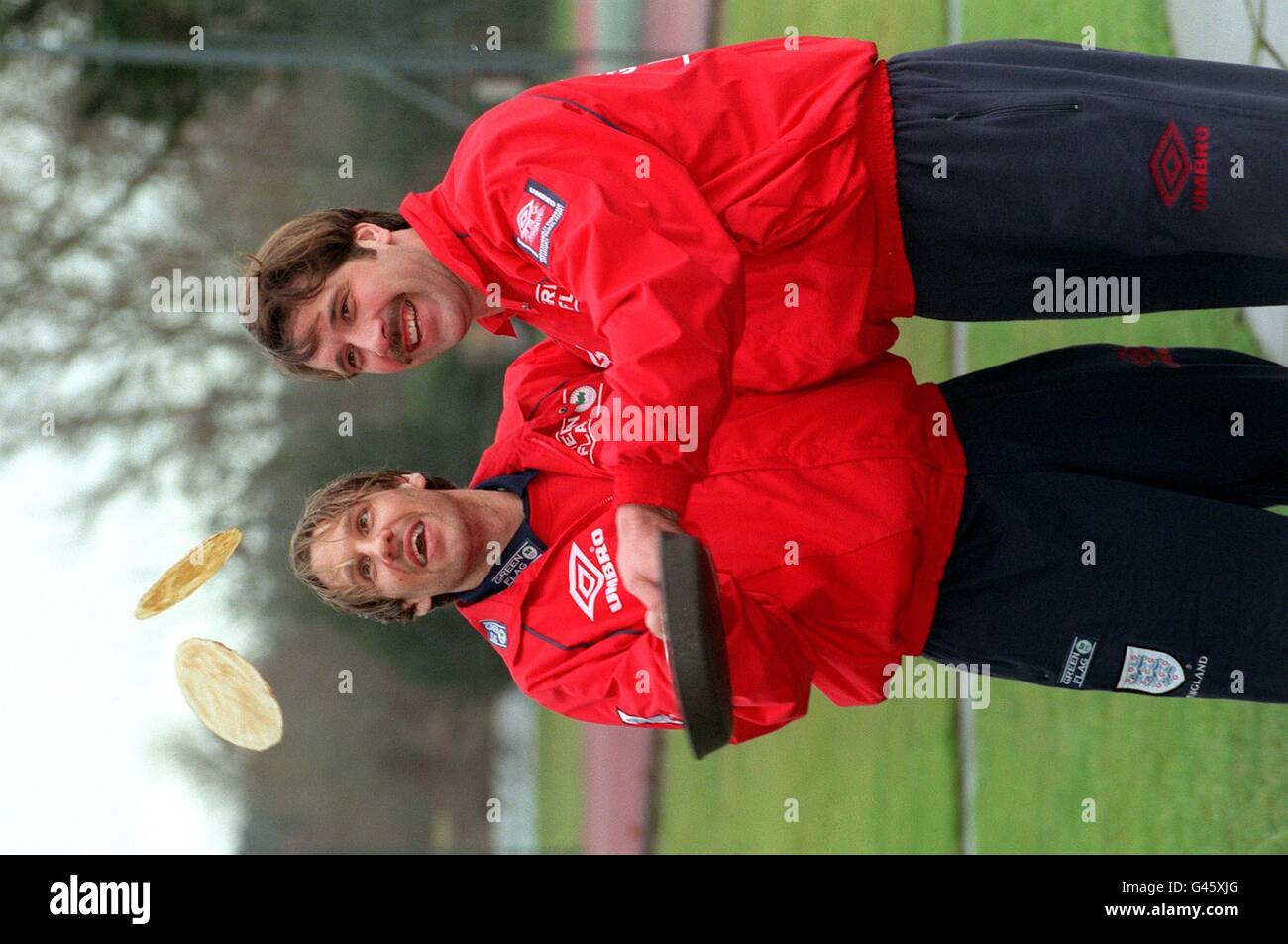 Arsenal team mates Paul Merson (left) and David Seaman practice their pancake-tossing techniques for tomorrow (Shrove Tuesday) during a break in training for the England squad at Bisham Abbey this afternoon (Monday). The team meet Italy at Wembley this Wednesday for a World Cup qualifier. Photo by Fiona Hanson/PA. Stock Photo