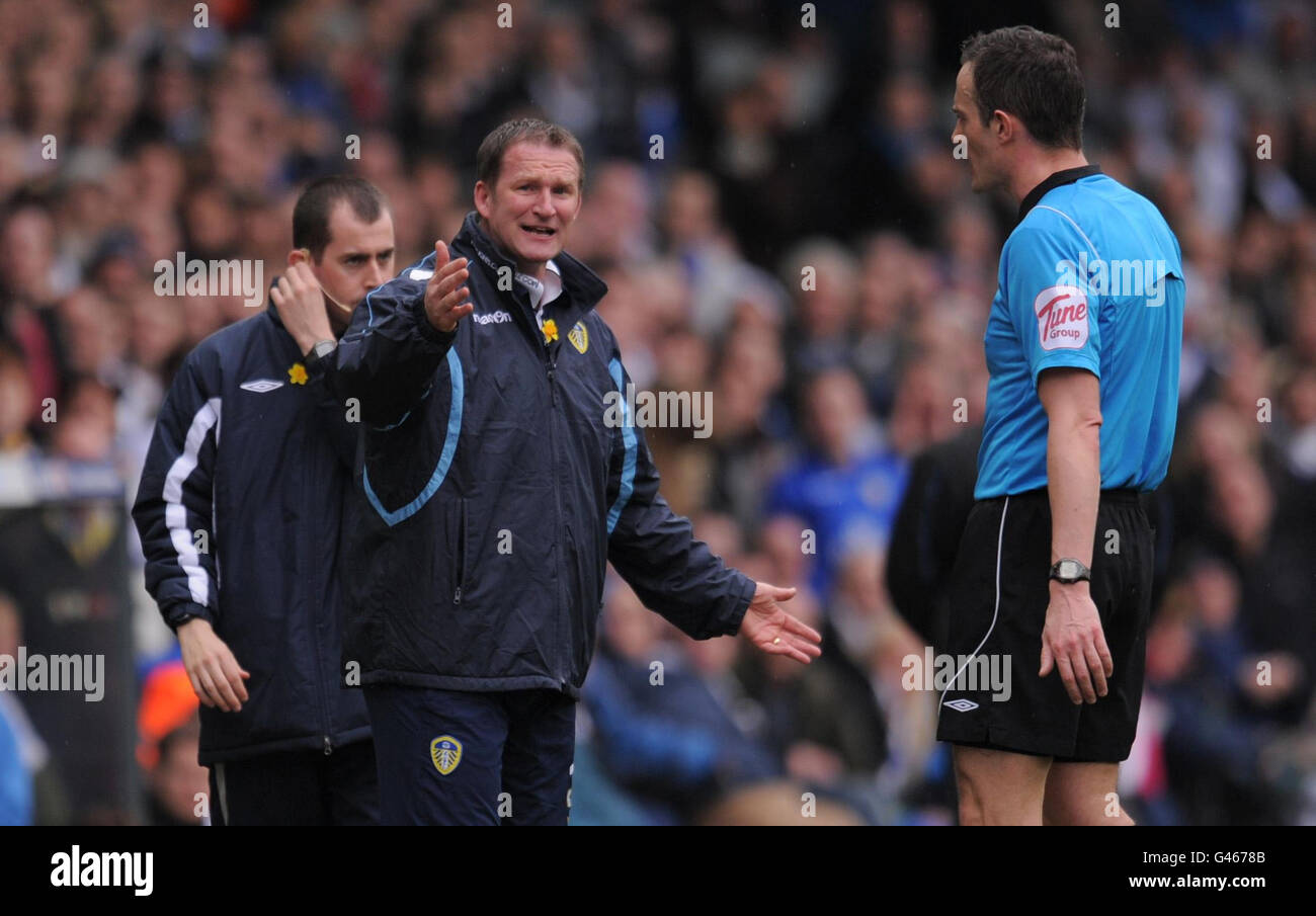 Soccer - npower Football League Championship - Leeds United v Ipswich Town - Elland Road. Leeds United's Simon Grayson argues with the Referee during the npower Football League Championship match at Elland Road, Leeds. Stock Photo