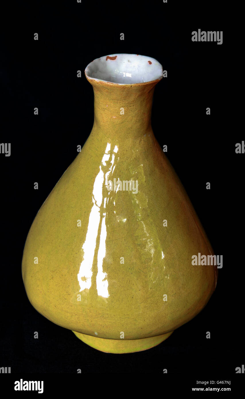https://c8.alamy.com/comp/G467NJ/ceramic-pot-pottery-yellow-glazed-pot-G467NJ.jpg