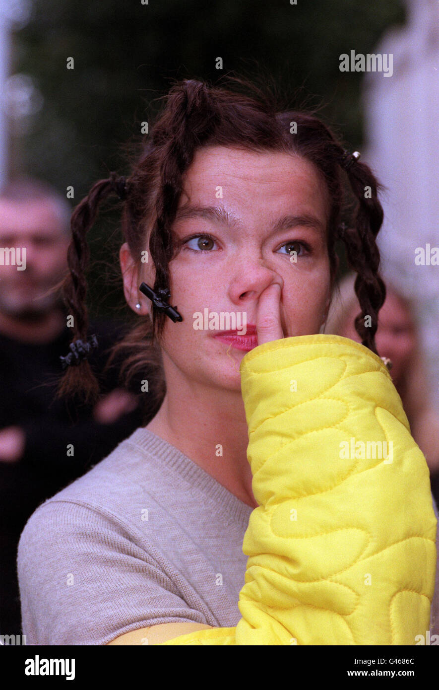NEG NO 265396-3 : LONDON : ICELANDIC SINGER BJORK STICKS HER FINGER UP HER NOSE OUTSIDE HER HOME IN LONDON. PA NEWS PHOTO BY FIONA HANSON. Stock Photo