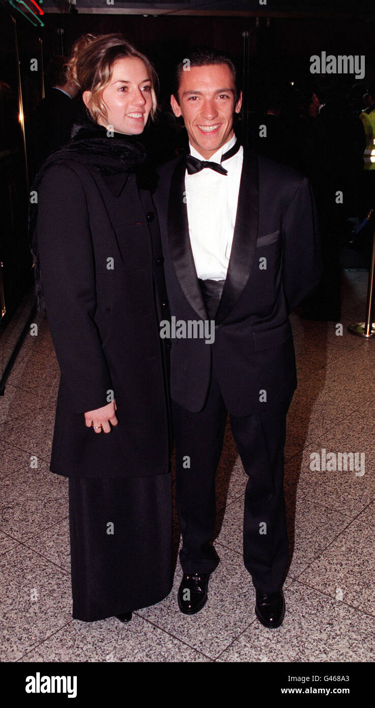 LONDON : 19/12/96 : JOCKEY FRANKIE DETTORI AND HIS FIANCEE CATHERINE ALLEN, 22, ARRIVE FOR THE EVITA PREMIERE AT THE EMPIRE LEICESTER SQUARE. PA NEWS PHOTO BY MICHAEL CRABTREE. Stock Photo