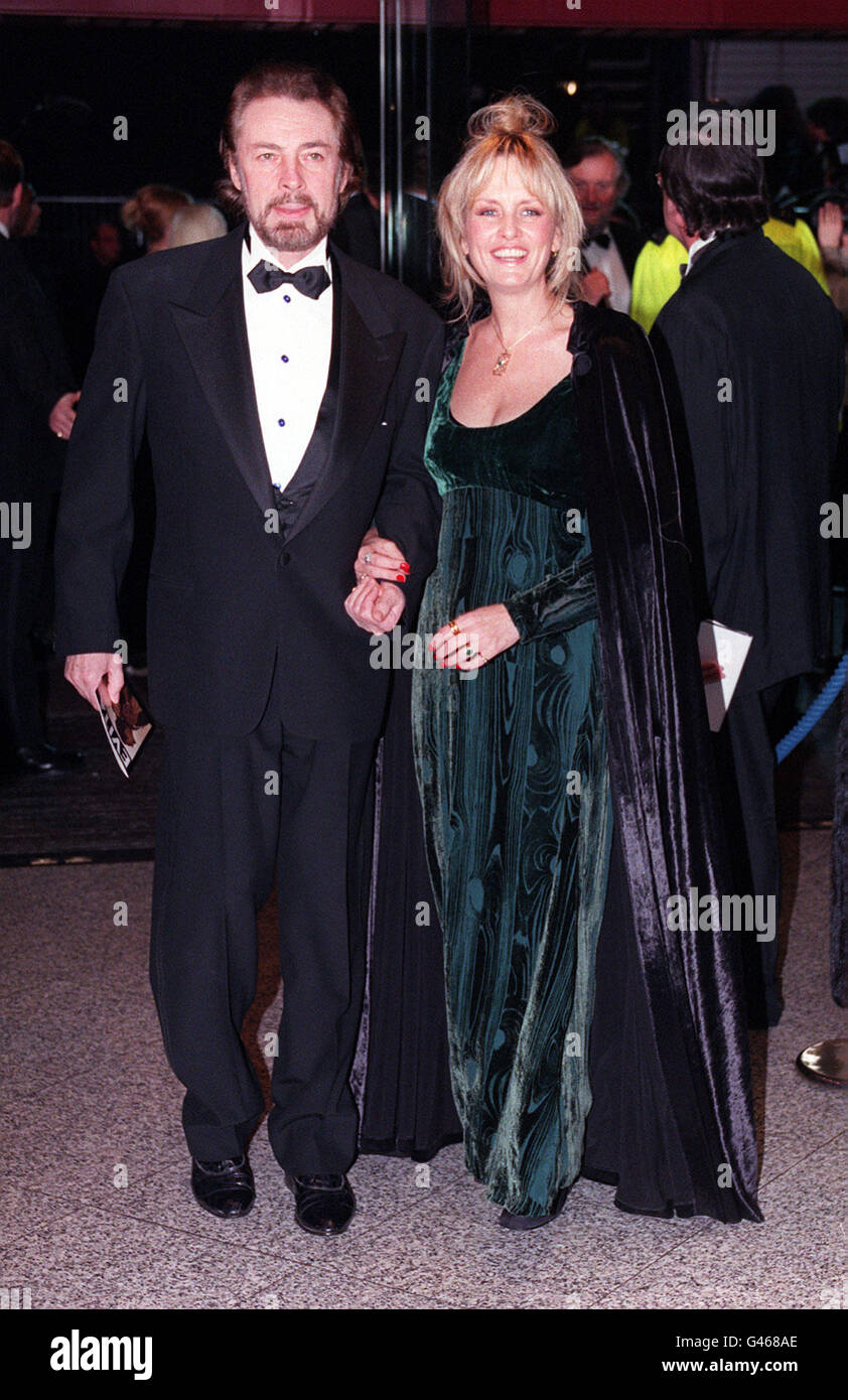 TWIGGY AND HUSBAND ACTOR LEIGH LAWSON ARRIVE FOR THE EVITA PREMIERE AT THE EMPIRE LEICESTER SQUARE. Stock Photo