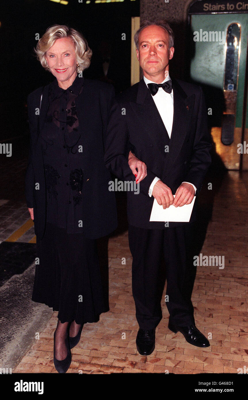LONDON : 24/10/96 : HONOR BLACKMAN AND NICHOLAS GRACE AT THE GALA FILM PREMIERE OF 'TWELFTH NIGHT' AT THE BARBICAN CINEMA. PA NEWS PHOTO BY NEIL MUNNS Stock Photo