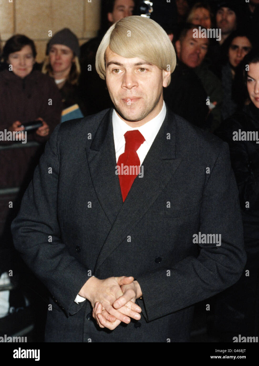LONDON : 9/1/97 : EASY LISTENING POP SINGER, MIKE FLOWERS, ARRIVES FOR THE PREMIERE OF 'THAT THING YOU DO' AT LEICESTER SQUARE. PA NEWS PHOTO. Stock Photo