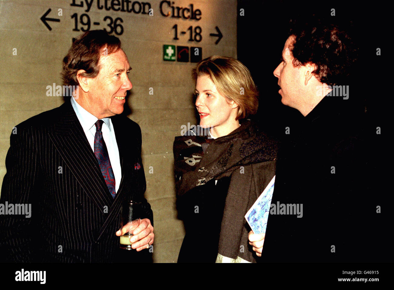 LONDON : 13/1/97 : LORD SNOWDON (LEFT) TALKS TO DAVID AND SERENA LINLEY AT THE NATIONAL THEATRE AT THE LAUNCH OF AN EXHIBITION OF SNOWDON'S PHOTOGRAPHS. PA NEWS PHOTO BY DAVE CHESKIN. Stock Photo