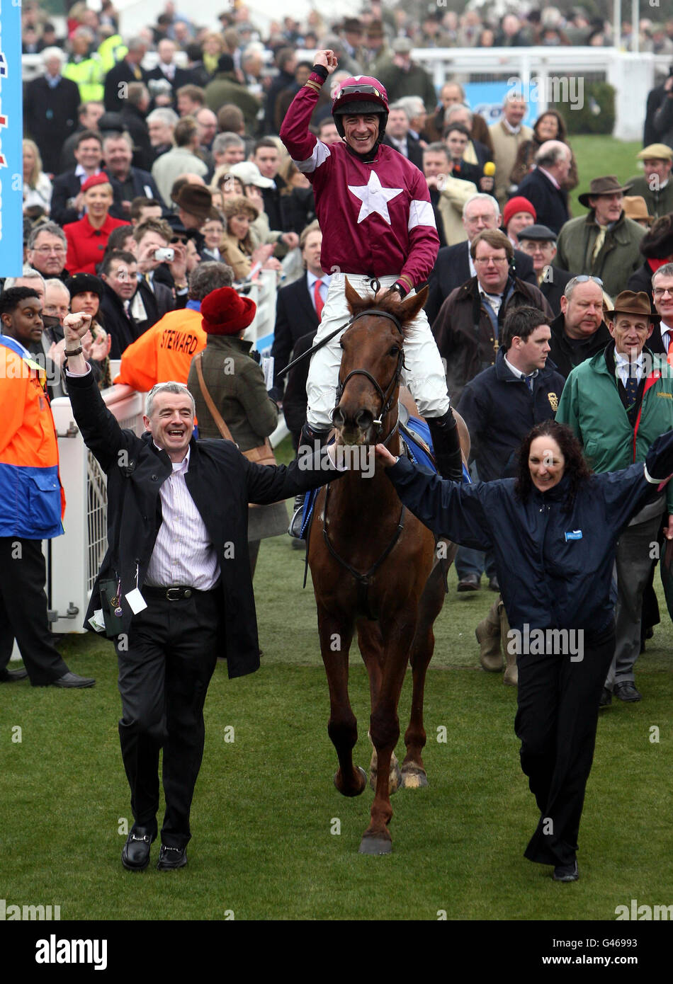 First Lieutenant ridden by Davy Russell wins the Neptune Investment