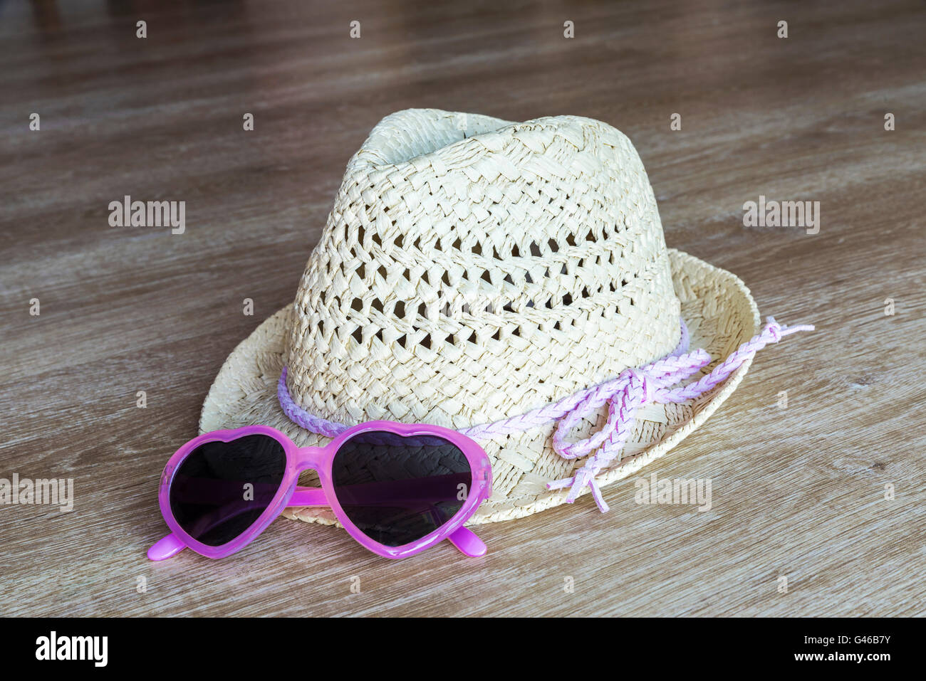Girl, straw hat, picnic hi-res stock photography and images - Page 2 - Alamy
