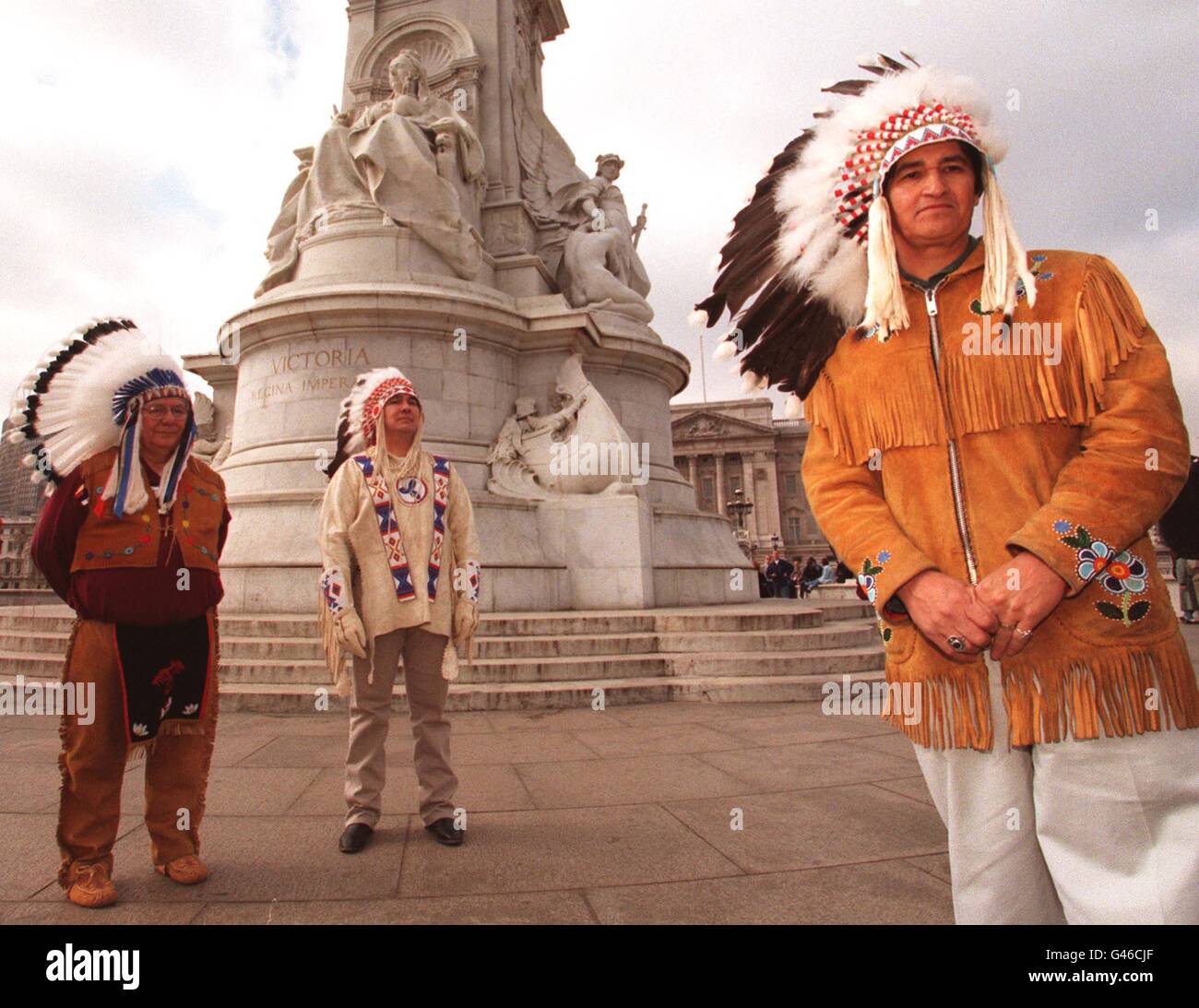 Chief Ovide Mecredi (right), National Chief of the prinicpal Canadian Indian organisation, with Chief Ray Roger (left), head of the Chippowas Indians, and Willie Littlechild, head of the Cree Indians, infront of the Queen Victoria Memorial outside Buckingham Palace this morning (Friday). Chief Mercredi has requested an audience with The Queen to ask her to honour treaties signed by Queen Victoria last century. Many Indians fear that an EU ban on fur imports will mean devastation for Indian and Inuit communitites dependant on fur trapping. Photo by David Giles/PA. Stock Photo