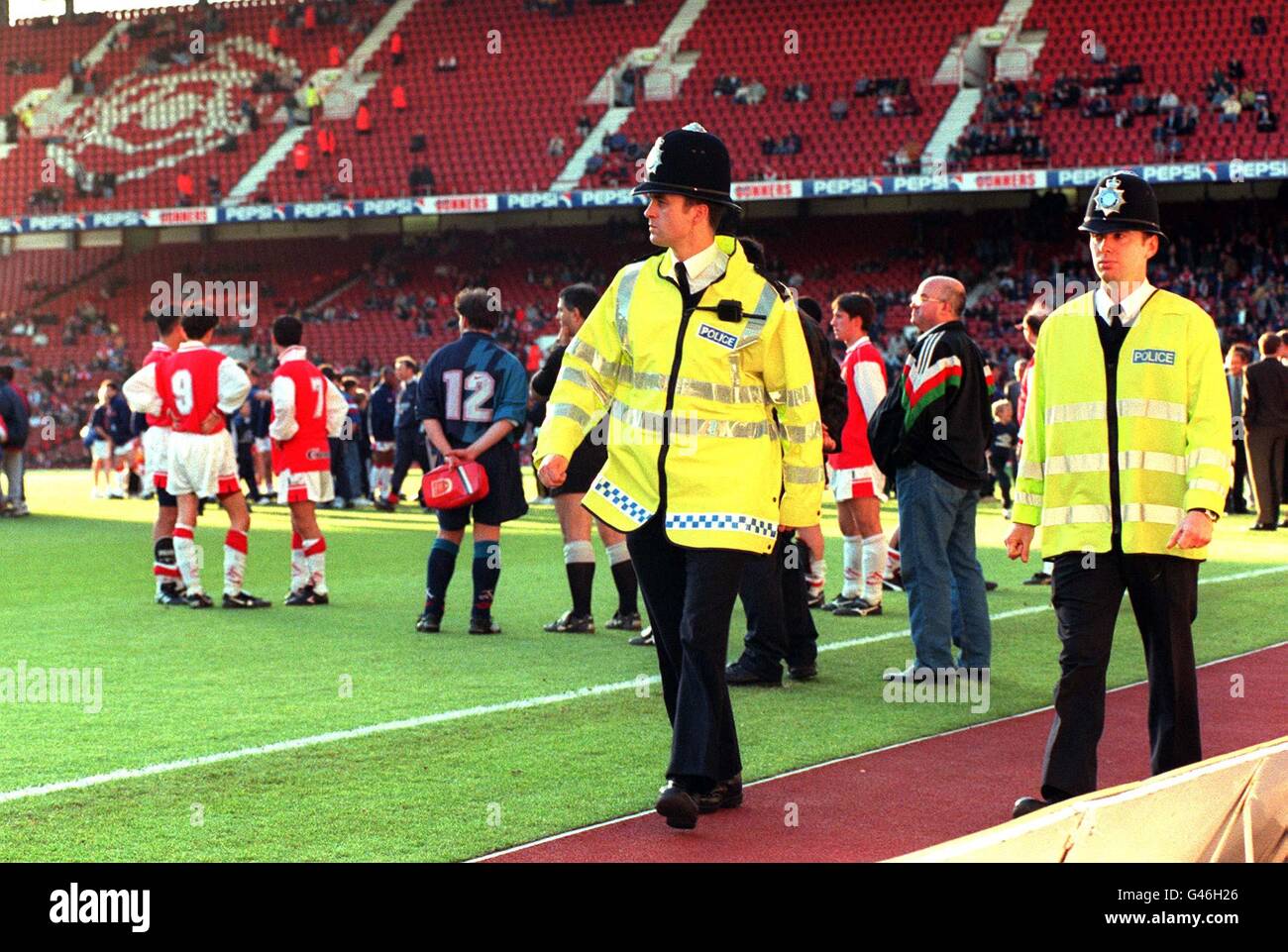 Players wait on the pitch at a near-deserted Highbury Stadium this evening (Tuesday) as the Testimonial match for Arsenal veteran Nigel Winterburn is delayed due to a security alert. Kick-off was delayed until 20.30hrs because of a hoax phone call. Photo by Fiona Hanson/PA. SEE PA STORY SOCCER Arsenal. Stock Photo