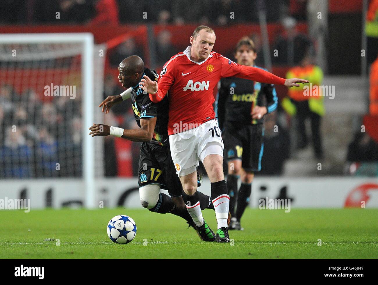 Soccer - UEFA Champions League - Round of Sixteen - Second Leg - Manchester United v Olympique de Marseille - Old Trafford. Manchester United's Wayne Rooney (right) pushes past Marseille's Stephane M'bia Etoundi (left) Stock Photo