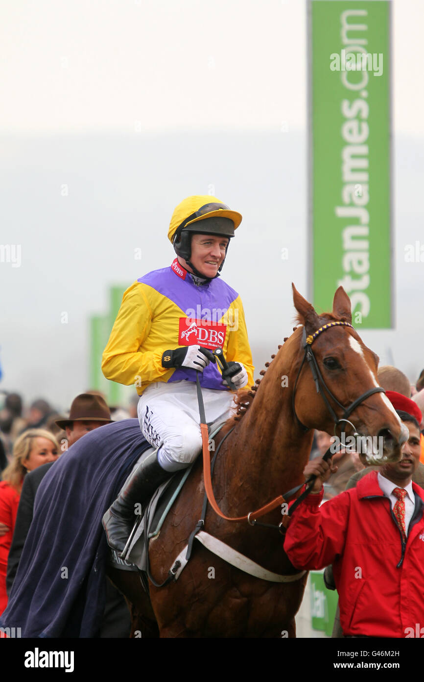 Barry Geraghty on Carole's Legacy after the Stewart Family Spinal Research Handicap Steeple Chase Stock Photo