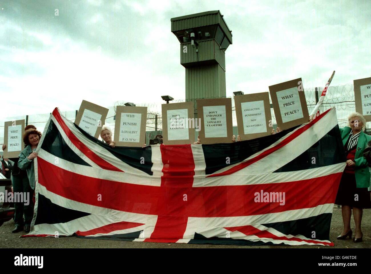Loyalist protestors picketing at the visitor's centre at the Maze Prison, Lisburn, today (Wednesday) supporting loyalist prisoners who have taken over some of the H-Blocks over prison rules. Photo by Brian Little/PA. Stock Photo