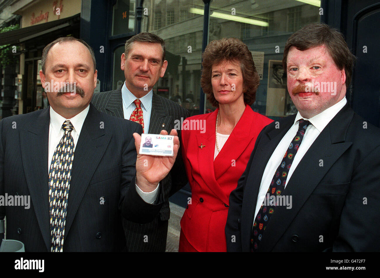 South Atlantic Medal Association (1982) which was launched at Falkland House in London today (Wednesday) by Falkland War Veterns (from left) Denzil Connick, of 3 Para, holding membership card, Tony Davies, former RSM with the Welsh Guards, Sarah Jones, widow of vetern Col. H Jones who was killed in action and Simon Weston, fomer Welsh Guard. The South Atlantic Medal was awarded by Her Majesty's Government to all those who took part in the fight for liberation of the Flakland Islands and South Georgia in 1982. Photo by Michael Stephens/PA. Stock Photo