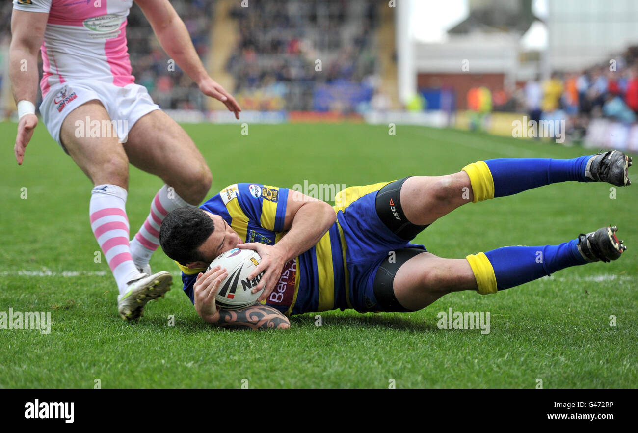 Warringtons Chris Bridge goes past Harlequins Karl Pryce and Jamie O'Callaghan to score his 3rd try during the engage Super League match at the Halliwell Jones Stadium, Warrington. Stock Photo