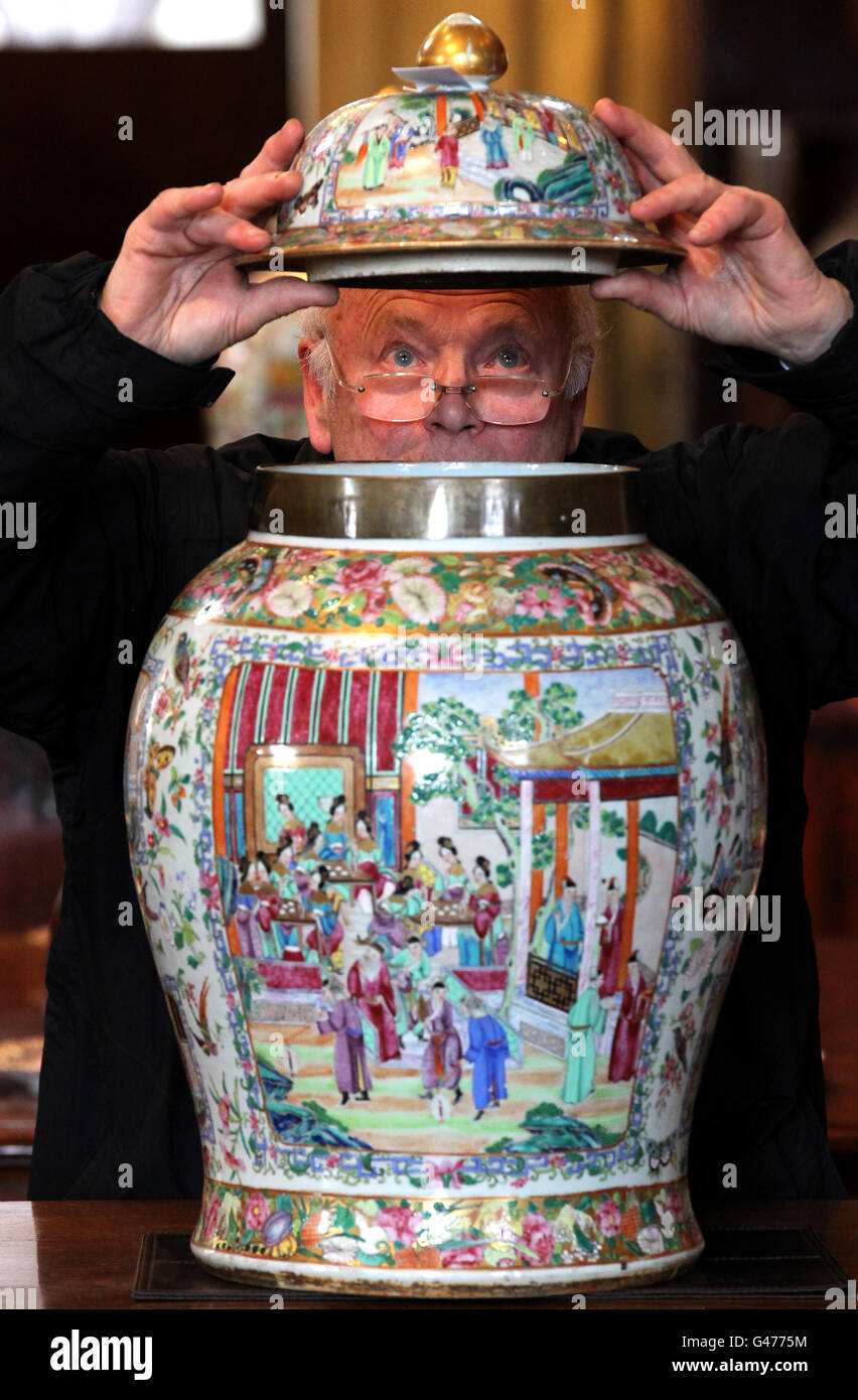 Lyon and Turnbull Fine Antiques sale Stock Photo Alamy