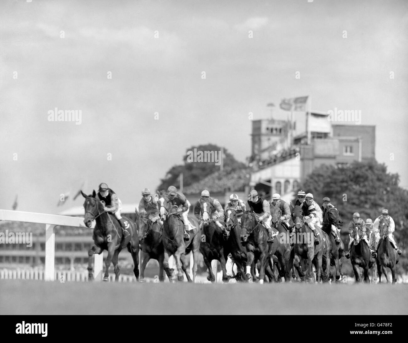 Horse Racing - Royal Ascot - Ascot Racecourse. A melee of speeding hooves round the bend as the field battle for the Ascot Stakes Stock Photo