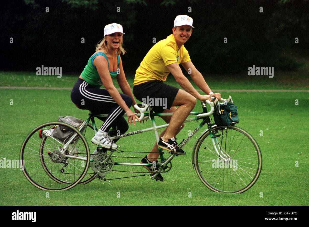 GARY LINEKER AND ACTRESS SAMANTHA JANUS AT THE LAUNCH OF A BIKEATHON IN AID OF CANCER RESEARCH. Stock Photo