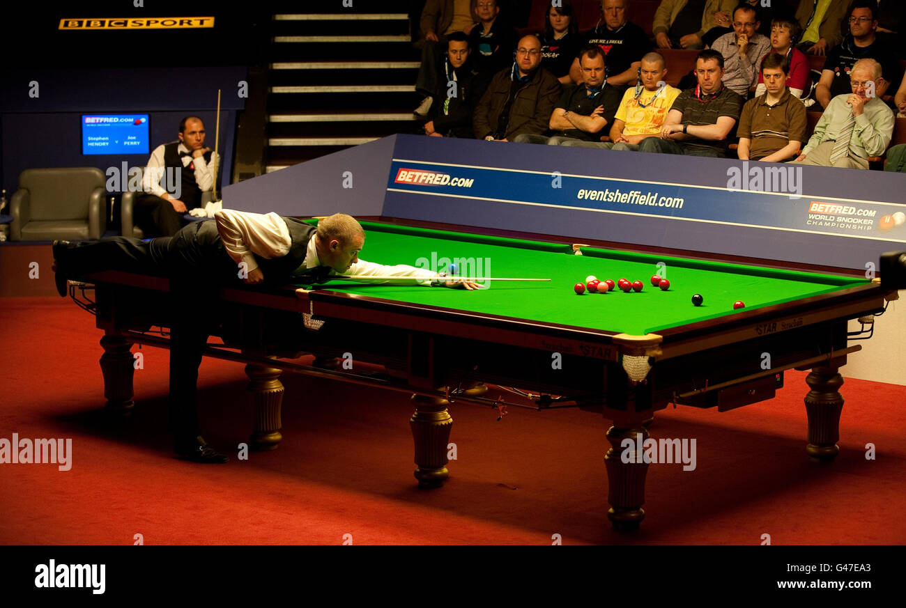 Stephen Hendry in action against Joe Perry during the Betfred World Snooker Championships at the Crucible, Sheffield Stock Photo